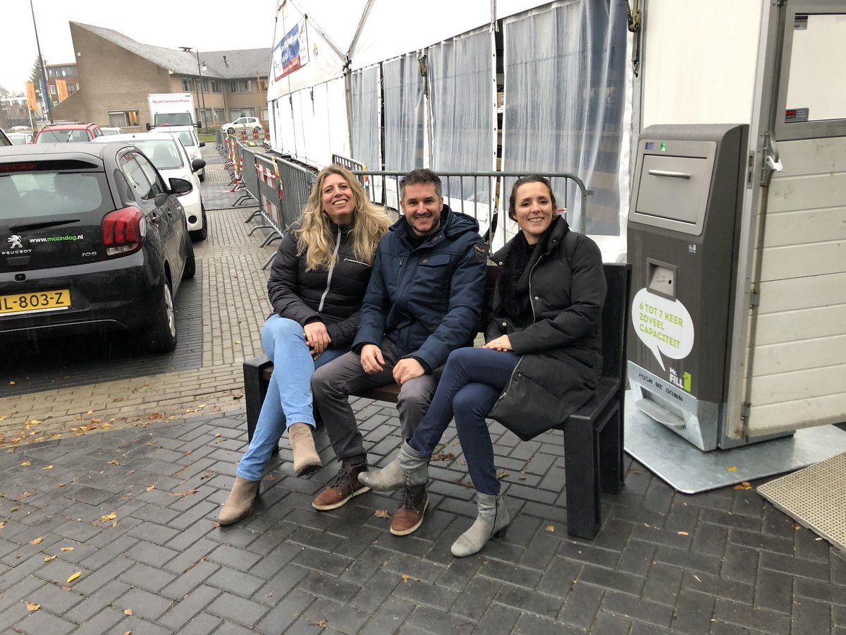 Het voorbeeld bankje van <a href="/saveplasics/">Bram Peters</a> is ook binnen op de ijsbaan! Het plastic wat er op de ijsbaan gebruikt word, gaan we recyclen en wordt een nieuw bankje! ♻️ #ijsbaan #duiven #tuinbank #goclean #saveplastics