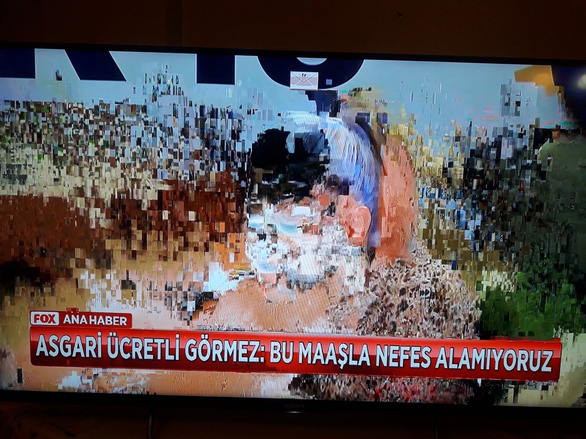 #bunasıliş bütün gün kablo tvde kanal düzgün gösterirken sabah çalar saatde akşam fox ana haberde durum bu. Görüntü çok bozuluyor ve yayın donuyor. Bu nasıl iş?