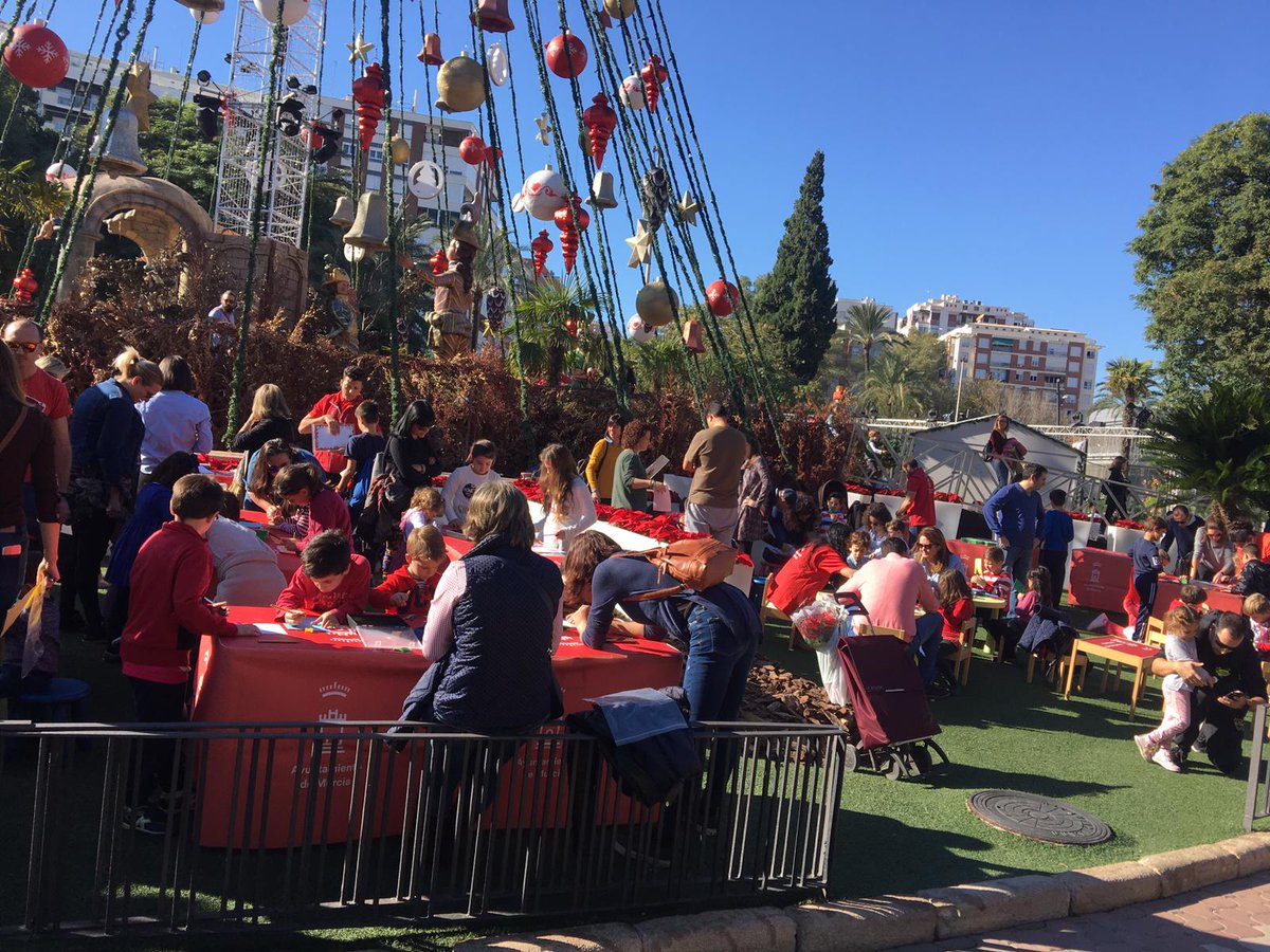 Hoy por la tarde de 17.00-19.30h., no solo hay talleres (Manualidades Navideñas y Mini Chef), también contamos con un cuentacuentos para los más pequeños, y el concierto de TRIVOX – Tributo Il Divo <a href="/AytoMurcia/">Ayuntamiento de Murcia</a> <a href="/TrivoxMusic/">Trivox</a>