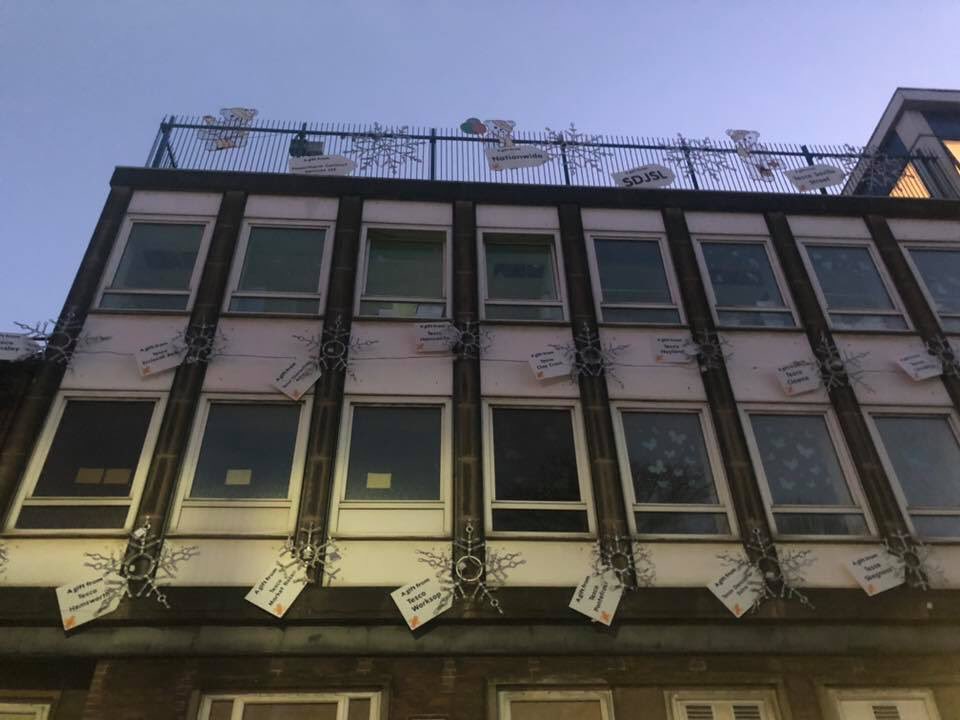 Tesco_Rasen's tweet photo. Very proud and privileged to play a part in Group 9 donating a massive £31,800 and 29 stars to Sheffield Children’s Hospital. This money will go to fund improvements in the hospital which will help thousands of children across the UK 💫🌟✨ #SnowflakeSwitchOn https://t.co/8720bF6iam