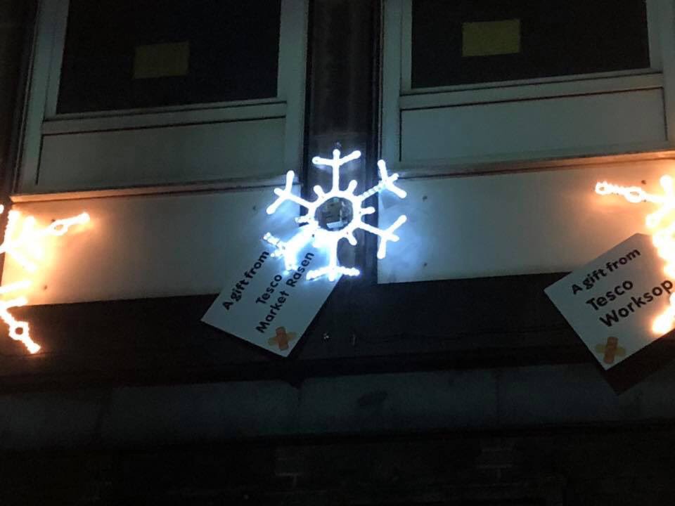 Tesco_Rasen's tweet photo. Very proud and privileged to play a part in Group 9 donating a massive £31,800 and 29 stars to Sheffield Children’s Hospital. This money will go to fund improvements in the hospital which will help thousands of children across the UK 💫🌟✨ #SnowflakeSwitchOn https://t.co/8720bF6iam