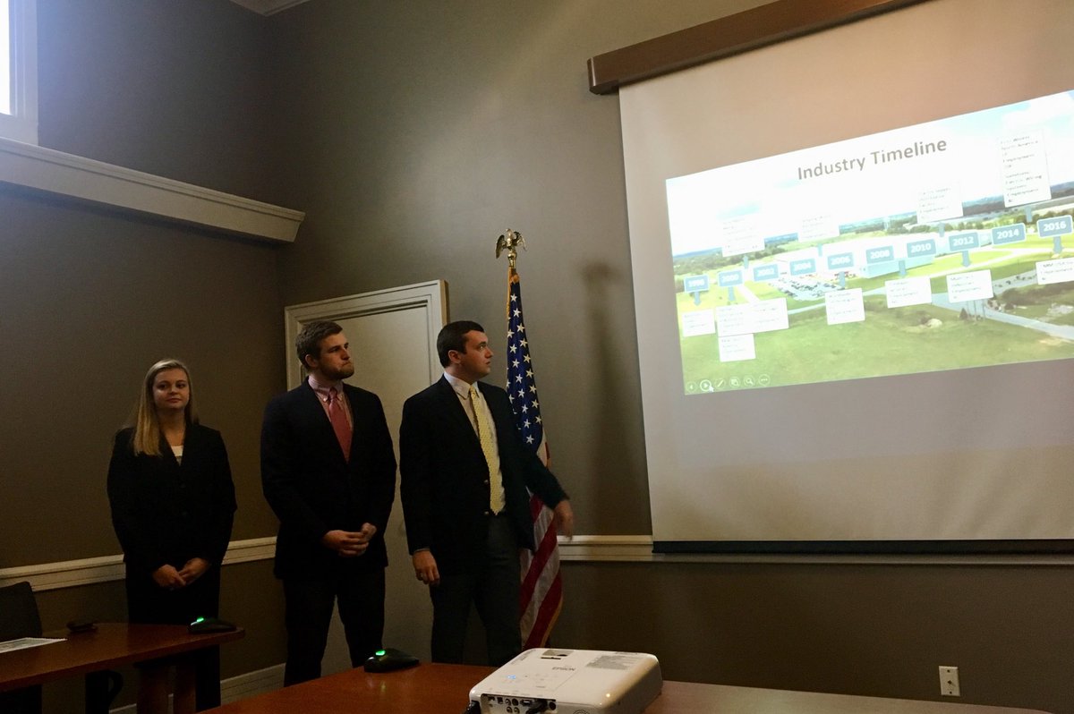 jimflynnkysupts's tweet photo. @wku MBA students present a report on the impact of the Frankin Simpson Industrial Authority over the last 20 years! Great report showing amazing progress in Franklin and Simpson County! @caboni your students are quite impressive! #ElevatingCommunities #WeAreFS https://t.co/REZM4eAtG7