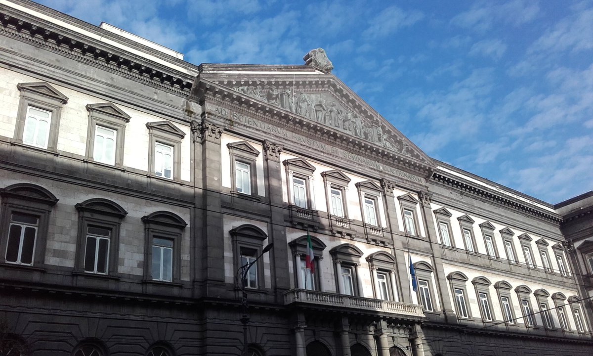 Oggi all'Università di #Napoli, aula Pessina, il corso di aggiornamento per i giornalisti su "Giornalismo e Letteratura". Grazie, presidente <a href="/o_lucarelli/">@OttavioLucarelli</a> Ottavio Lucarelli per questa bella emozione