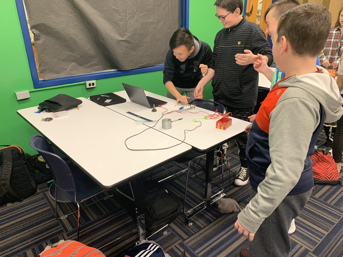MrKratchwell's tweet photo. Building our controllers using @makeymakey , tons of different ideas #stem #runnemedetech #edu #makers https://t.co/3sM5tmAvsd