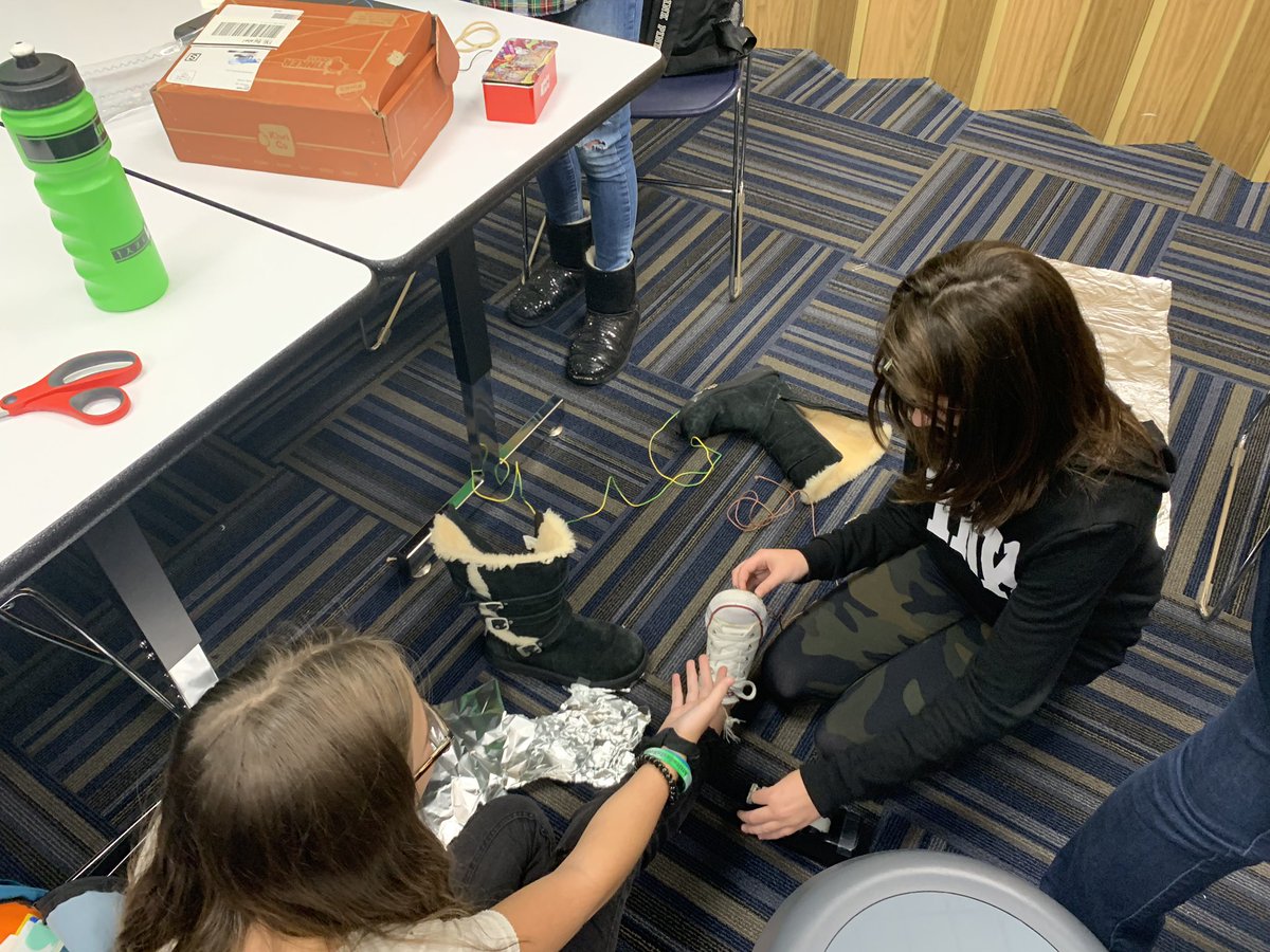 MrKratchwell's tweet photo. Building our controllers using @makeymakey , tons of different ideas #stem #runnemedetech #edu #makers https://t.co/3sM5tmAvsd