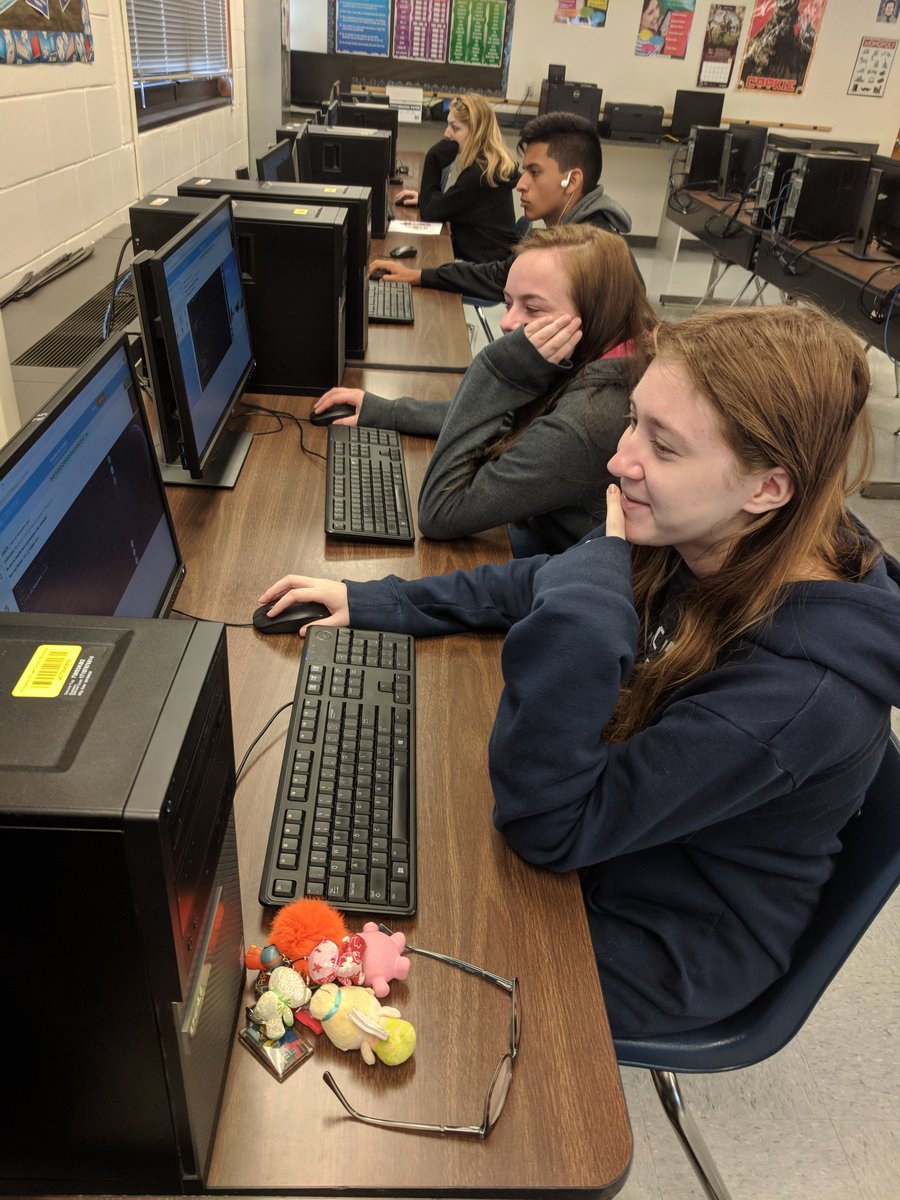 LeeCountyCTE's tweet photo. #LeeHourOfCode continues with students in Mr. Sinclair's web design class @MarinerTritons. https://t.co/KjwkTPfTFA
