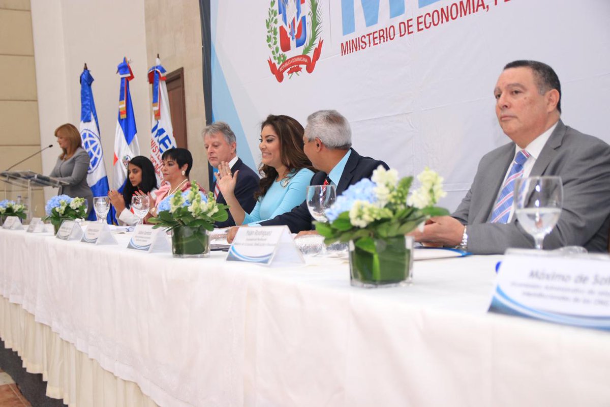 JuventudRD's tweet photo. Ministra @Robiamny Balcácer asiste a la firma del acuerdo interinstitucional y lanzamiento de la plataforma del Sistema Integral de Gestión de las Asociaciones sin Fines de Lucro (#SIGASFL), que encabeza el @MEPyDRD. https://t.co/G60S0PlbwR