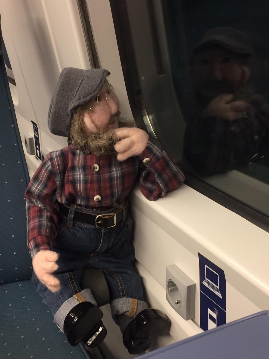 AmoS_hanke's tweet photo. AmoS viettää itsenäisyyspäivää junassa @VRmatkalla #oulu'un kouluttamaan #kuntoutus #vertaisohjaajia #amoshanke https://t.co/LVzjMKvmIQ