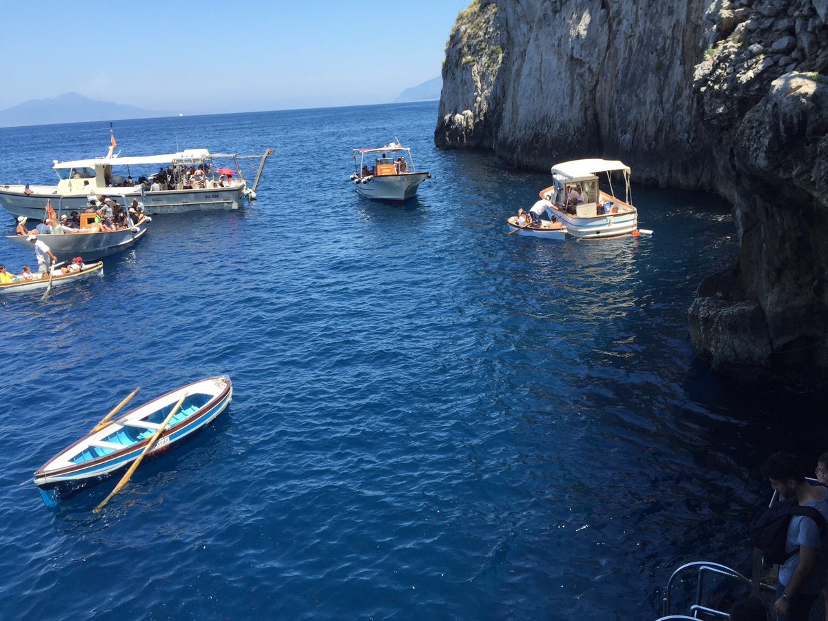 マッキー 美しい風景が好き カプリ島にある青の洞窟 イタリア ナポリから船でカプリ島に渡り 山を越えたところで小舟に乗ります 船を乗り継いてようやく青の洞窟に入ります 洞窟の中は感動するくらい美しく 船頭さんが 洞窟の中で歌を歌ってくれ