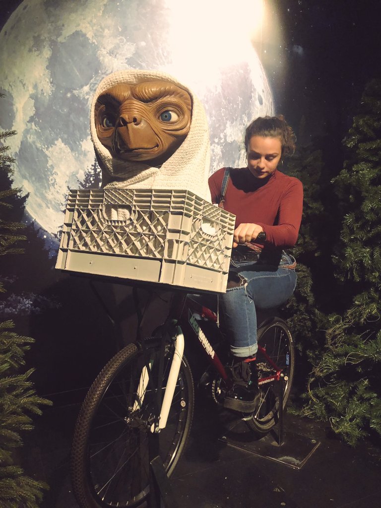 Carameluchial's tweet photo. Ir a cualquier sitio y acordarme de ti me pasa siempre. Pero ir al museo de cera de Nueva York, ver esto y no acordarme sería un délito jajajaja @Nohewivlog https://t.co/nVs85qdCDn
