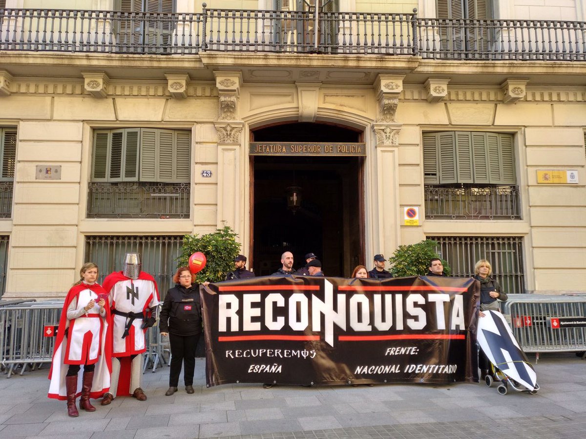 Quan a la mani del dia de la Constitució espanyola un grup nazi, amb simbologia nazi (Wolfsangel), es fa una foto davant de la jefatura de <a href="/policia/">Policía Nacional</a> de BCN i aquí NO PASSA RES, vol dir que aquesta Constitució i aquesta Policia tenen un greu problema democràtic.