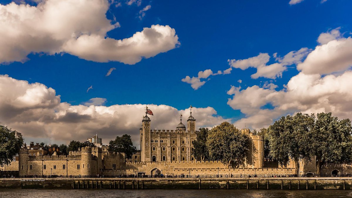 Allhourlocks's tweet image. The Ceremony of Keys, which takes place every night at the Tower of London, is a ritual that dates back to the 14th century. #TBT #KeyHistory