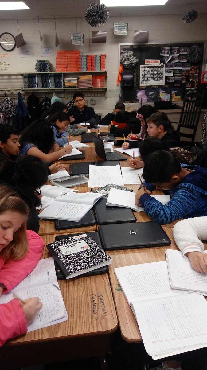 rachaelsfoster's tweet image. The best of both worlds...research and writing! #ela #multiplesources #christmasaroundtheworld #12DaysTwitter #FSSLearn @FSSchools