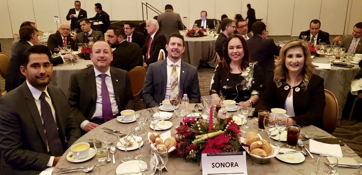 CanadeviSonora1's tweet photo. La industria de la vivienda de #Sonora presente en tradicional #ComidaCanadevi donde titulares del sector a nivel nacional, expusieron el panorama y prioridades de estrategias a desarrollar juntos gobierno con iniciativa privada @Infonavit @SEDATU_mx @Conavi_mx @CANADEVINAC https://t.co/urjbxT3ziD