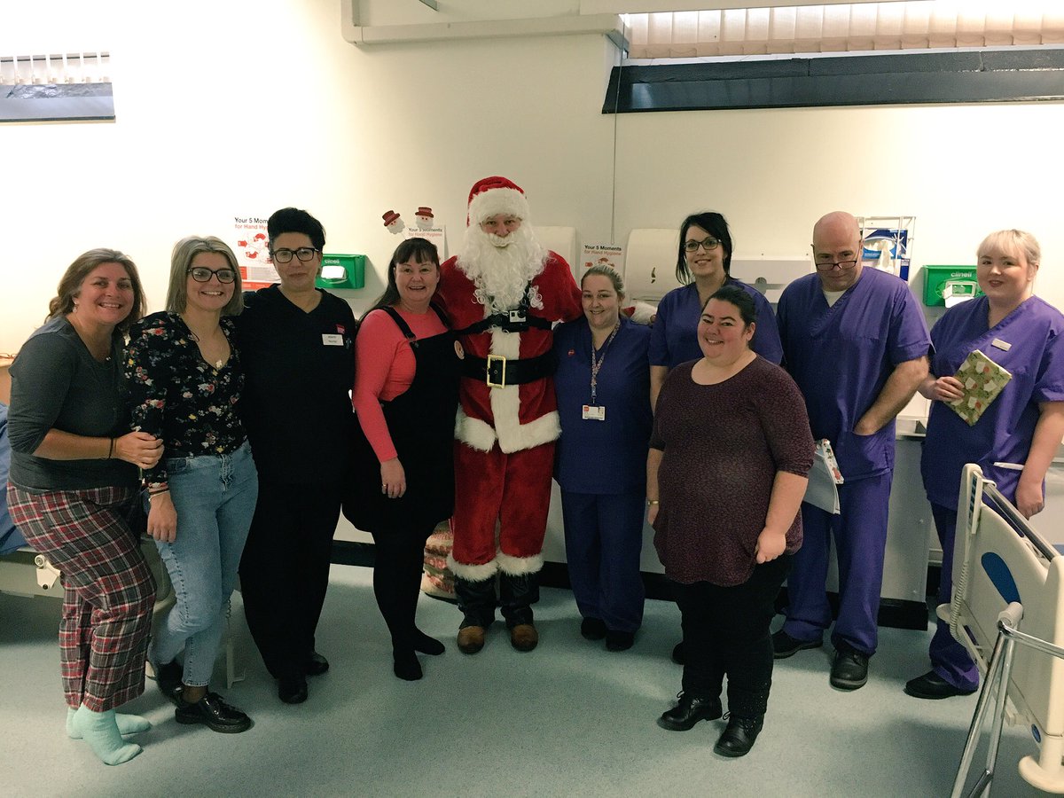 UniSouthWales's tweet photo. #USWsanta surprised our nursing students and staff this morning! Merry Christmas! @USWCareSciences 🎄🎅 https://t.co/ERCgzdedBd