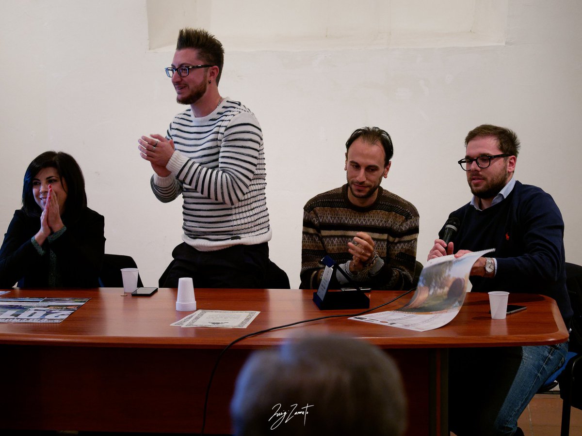 InfoIrpinia's tweet photo. Alcune foto dalla presentazione del #calendario 2019 di "Emozioni d'#Irpinia 2019".
Non perderti questo nuovo calendario: lo trovi all'edicola Punto&Virgola di #Conza, al JohnnieWalker di #Montella o da Foto Diego ad #Avellino. 🙂 https://t.co/GRGwFq1IAD