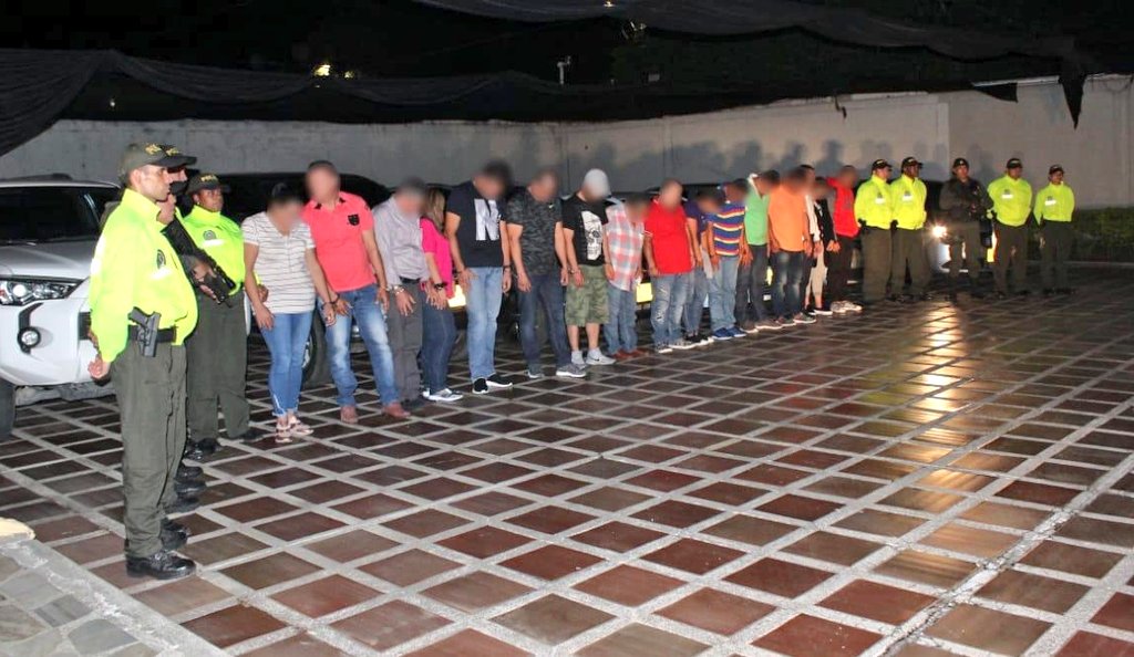 General Jorge Nieto (@generalnietor) on Twitter photo En desarrollo del plan choque #ElQueLaHaceLaPaga, <a href="/PoliciaColombia/">Policía de Colombia</a> con apoyo de <a href="/FiscaliaCol/">Fiscalía Colombia</a>, <a href="/DIANColombia/">DIANColombia</a> y <a href="/ICEespanol/">ICE en Español</a>, capturó 27 integrantes de 4 organizaciones criminales que enviaban 'correos humanos' con dólares ingeridos, producto del narcotráfico de carteles mexicanos. En desarrollo del plan choque #ElQueLaHaceLaPaga, <a href="/PoliciaColombia/">Policía de Colombia</a> con apoyo de <a href="/FiscaliaCol/">Fiscalía Colombia</a>, <a href="/DIANColombia/">DIANColombia</a> y <a href="/ICEespanol/">ICE en Español</a>, capturó 27 integrantes de 4 organizaciones criminales que enviaban 'correos humanos' con dólares ingeridos, producto del narcotráfico de carteles mexicanos.