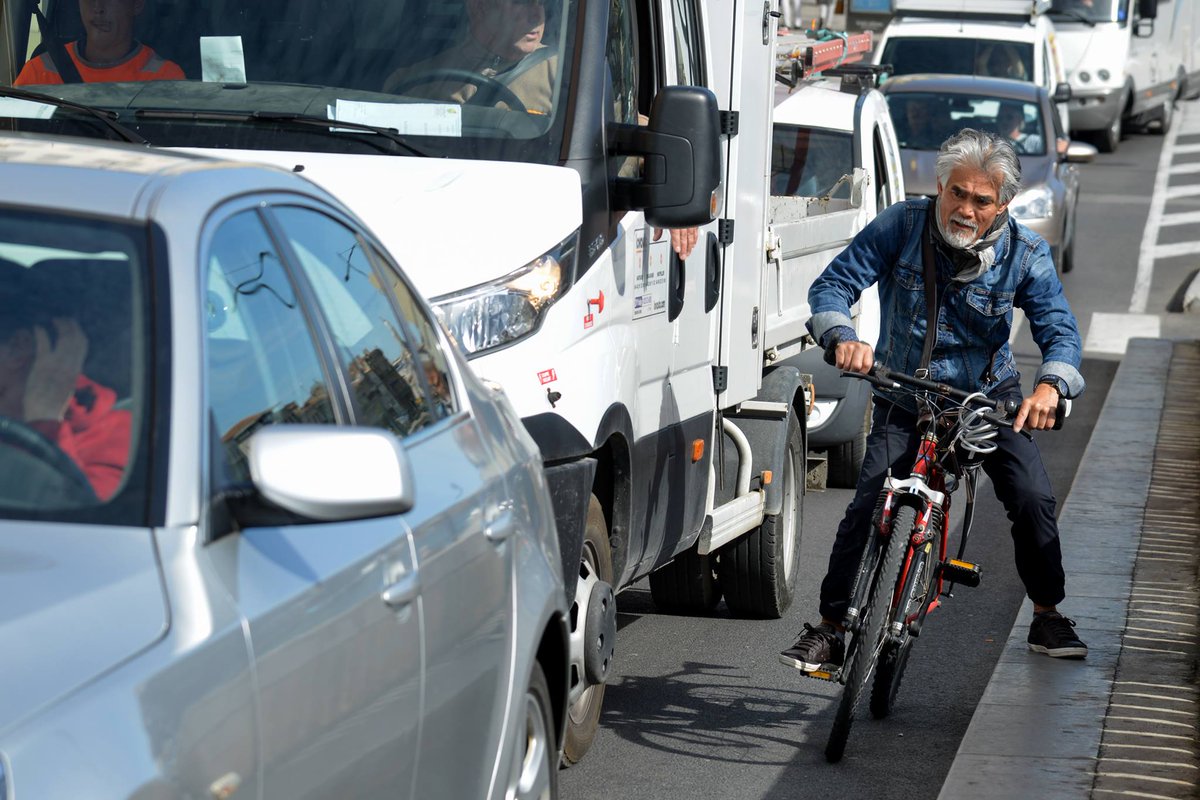 Sete_agglo_med's tweet photo. Des problèmes de #mobilité sur notre territoire ?   Venez en parler ce  jeudi 6 décembre à l’Espace Le Palace - Cinéma de #Sète (24, avenue  Victor Hugo), dès 18h30 ! Chaque avis compte. Venez nombreux !  https://t.co/MqQ8059nsR https://t.co/I2vA8jpWue