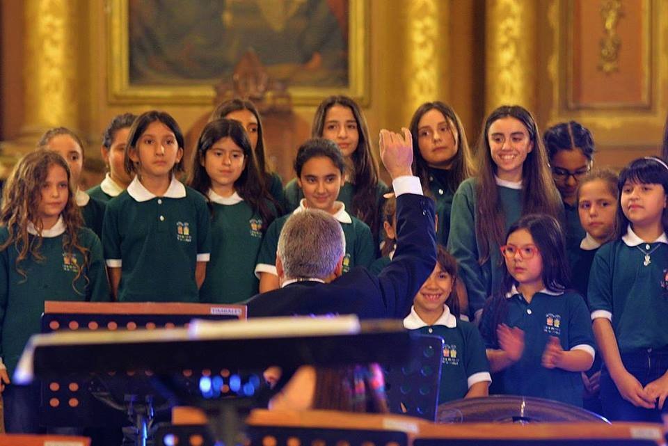 ElencosCba's tweet photo. 🎼¿Te gusta la música? Esta noche a las 20 en 👉 Capilla Santa Cecilia  Espectáculo con 3 Elencos Municipales: El Coro de Niños de la Ciudad + El Coro Municipal + La Orquesta de Cuerdas. Se presentan juntos y la entrada es libre y gratuita ¿Venís? 🎤 🎻 https://t.co/sXSWqUIRv2