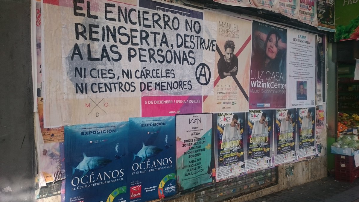 FIJLMadrid's tweet photo. Pancartas en Tetuán en solidaridad con la huelga de hambre de presxs en lucha y contra el encierro. (1) https://t.co/bb1AC1ezkd