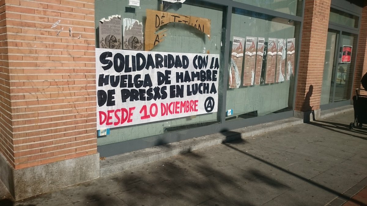 FIJLMadrid's tweet photo. Pancartas en Tetuán en solidaridad con la huelga de hambre de presxs en lucha y contra el encierro. (1) https://t.co/bb1AC1ezkd
