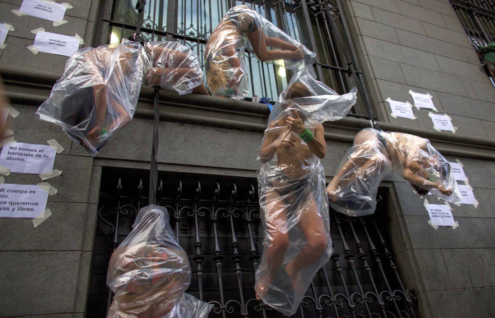 フィフィ 在 Twitter 上 アルゼンチン マルデルプラタ Mar Del Plata で10代に薬物をのませてレイプ 殺害した疑いがある男2人に無罪判決が下されたことを受け 5日 数千人の女性らが抗議のため首都ブエノスアイレスの通りでデモ行進 この事件は16年に発生し