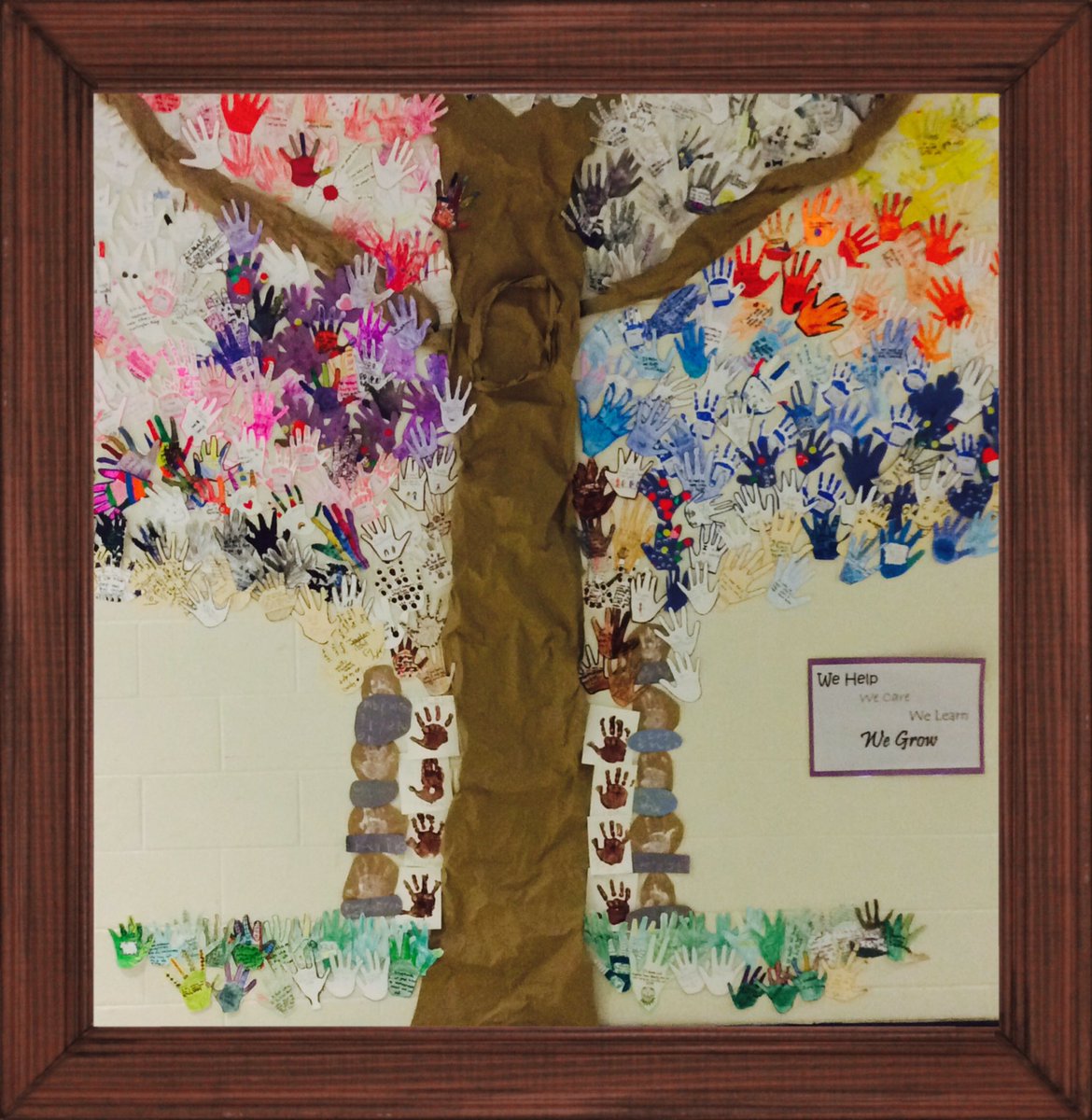 HuntingtonRidg1's tweet photo. ....together our hands created this beautiful tree, every student and lots of school spirit...”WE HELP, WE CARE, WE LEARN, WE GROW” @PeelSchools @paul_dasilva12 https://t.co/p0VETmB93g