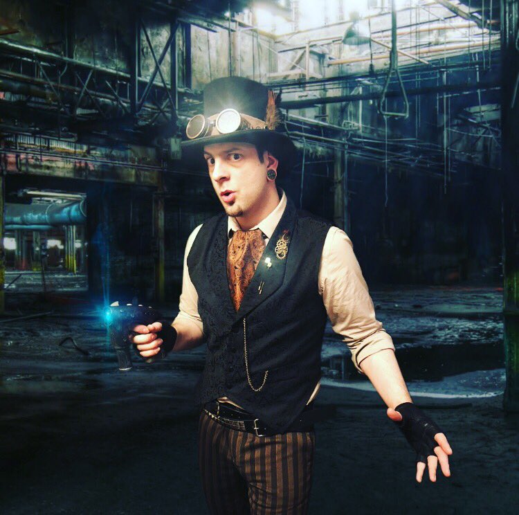 CircusSteampunk's tweet photo. Happy Birthday to the Inventor- our main man @strangejohnny ⛓⚙️🧡#steampunkcircus #steampunkshow #celebrate https://t.co/FpxMIkyxaM