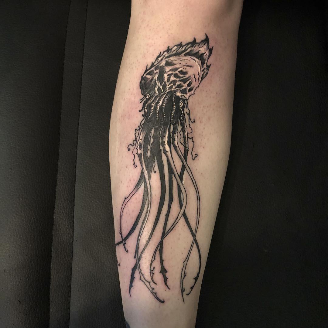 Artist: Orkun Aslan
Randevu ve iletişim için: comicstattoo2011@gmail.com
#jellyfish #jellyfishtattoo #heart #horrortattoo #tattoos #tattoodesign #blacktattooart #blacktattoo #blackandwhitetattoo