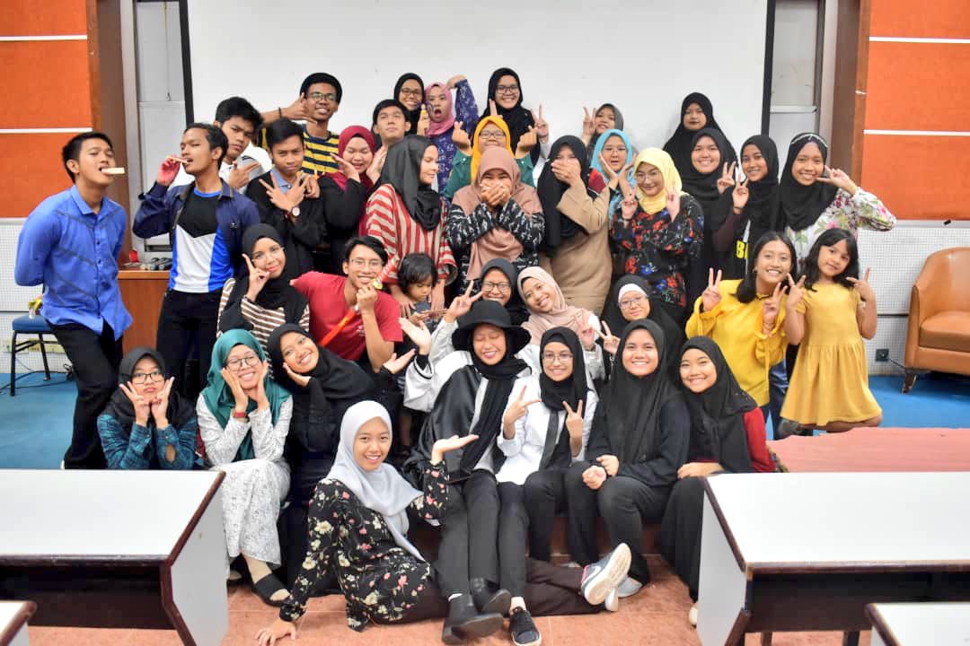 youngNavy98's tweet photo. When you apply for English for Professional Communication, apart from English obviously, you will basically learn theatre and arts as well. Hence, we are definitely Broadway ready. #LG120 #Uitmj #uitmsegamat #uitmdihatiku https://t.co/bhjdsb6B3w