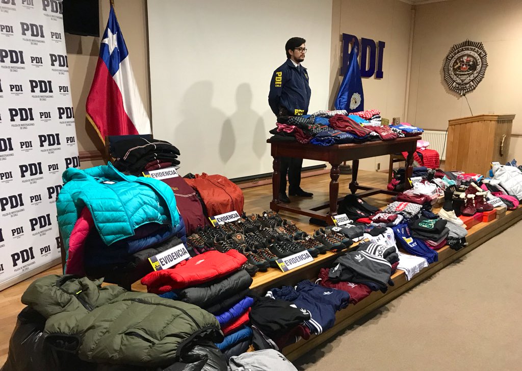Oficiales de la Brigada Investigadora de Delitos Económicos <a href="/PDI_Magallanes/">PDI_Magallanes</a> incautaron más de 400 productos falsificados, desde dos viviendas en el sector sur de #PuntaArenas. Prendas avaluadas en 10 millones de pesos que eran comercializadas por redes sociales. #puq