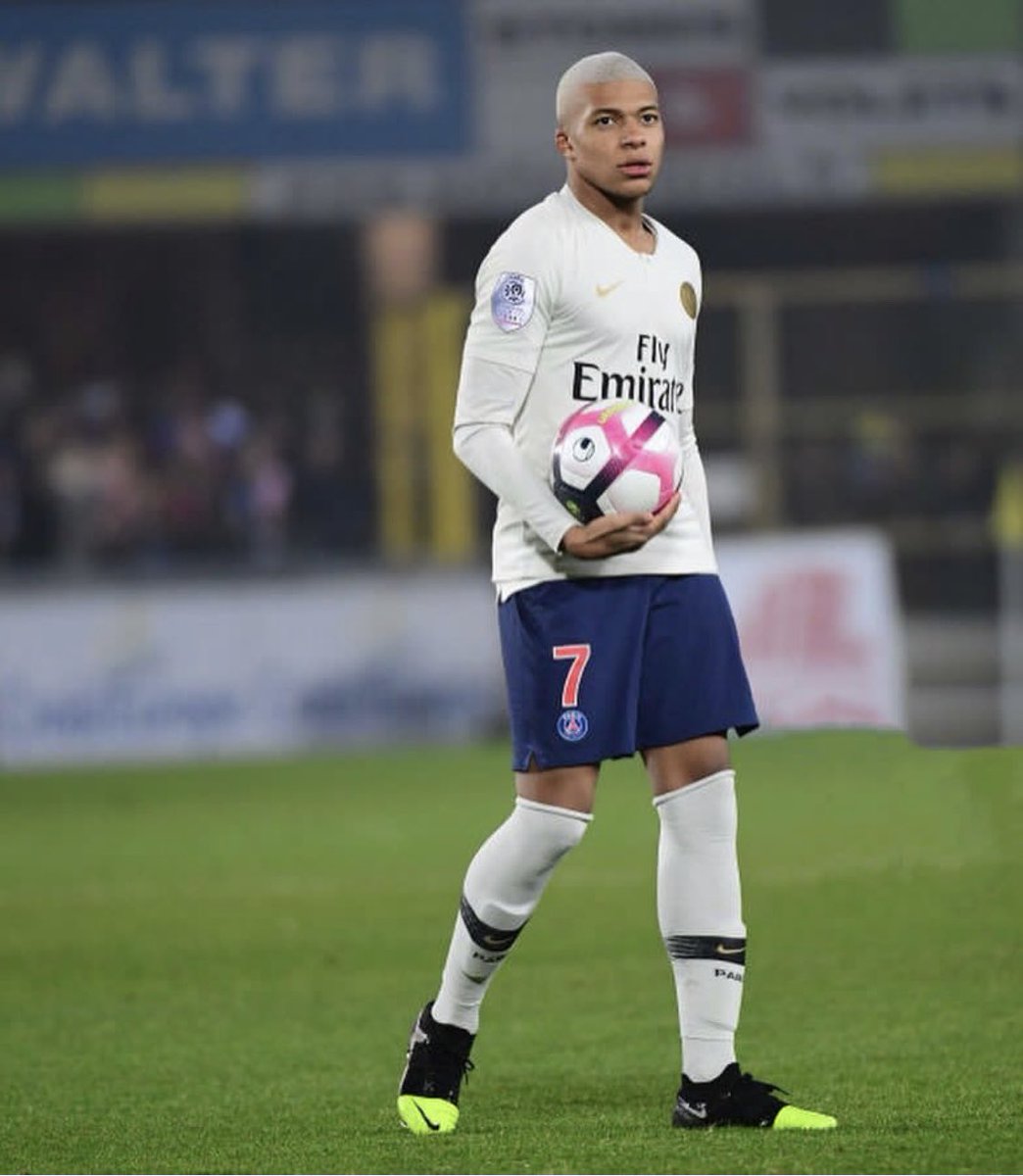 KMbappe's tweet image. 👀👱🏽‍♂️⚽️