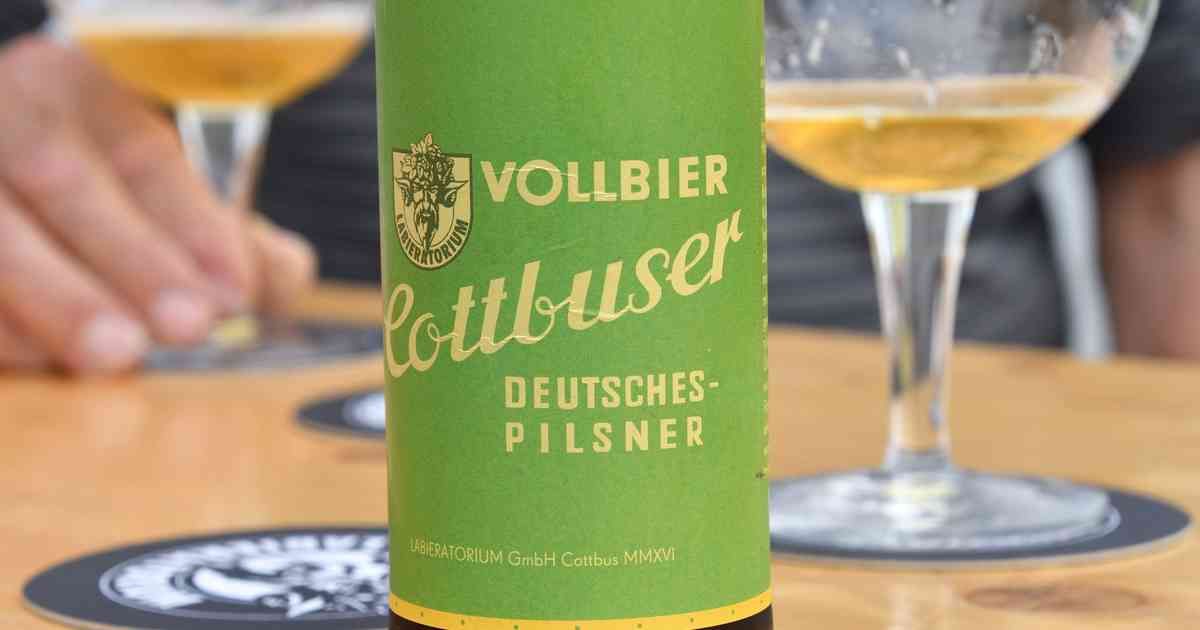 lr_online's tweet photo. 2015 gab es wieder ein Cottbuser Bier; ganz am Anfang noch von der Rampe. Eine Bierbar und eine Brauerei-Eröffnung später gibt die Cottbuser Brauerei #Labieratorium nun auf, wie Chefbrauer Olaf Wirths der RUNDSCHAU bestätigt. Ende des Jahres ist Schluss. #Cottbus #Bier https://t.co/vUnIooKzu5