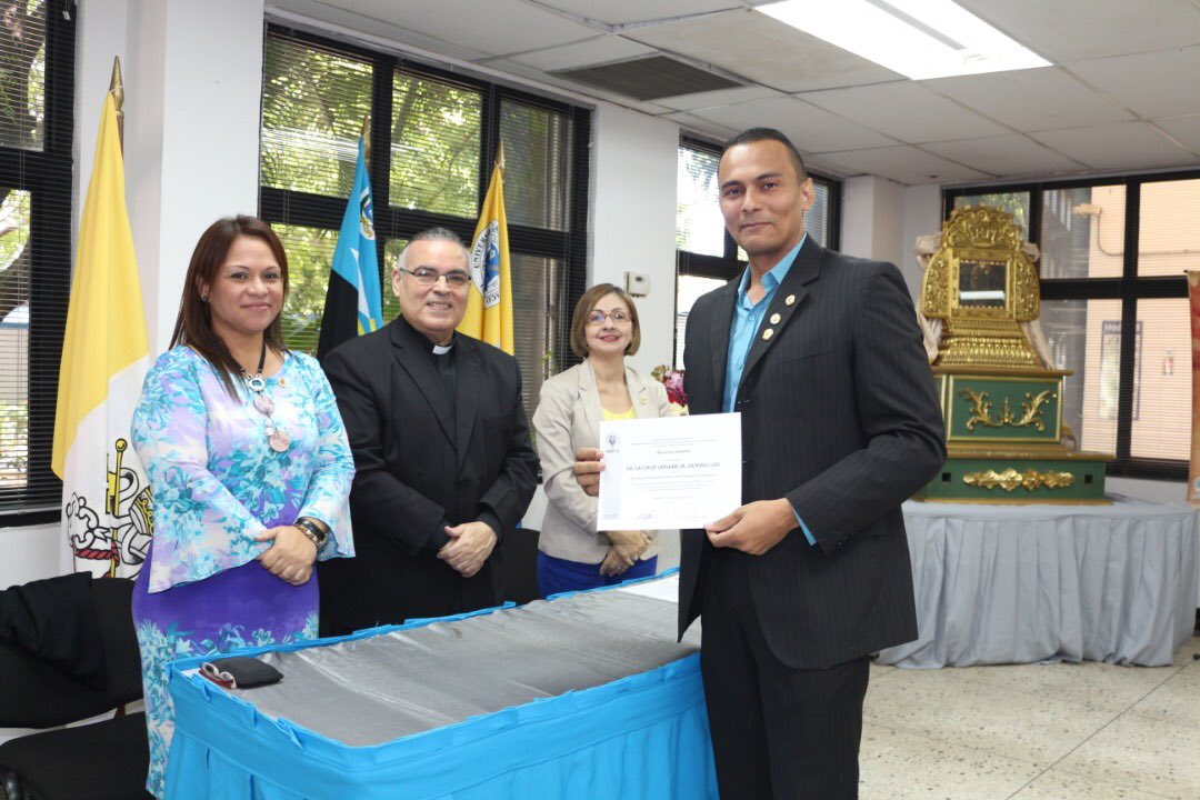 UNICAeduve's tweet photo. Nuestra #GenteUNICA recibió un gesto de gratitud por sus años de servicio. 
A cada uno le retribuimos su valía personal y la importancia de sus aportes en la universidad. 

¡Felicitaciones a Adriana Wilhelm, Richard González, Isela Cáceres y a Dervis de la Cruz! #UNICA35años https://t.co/Z1pMiv4luj