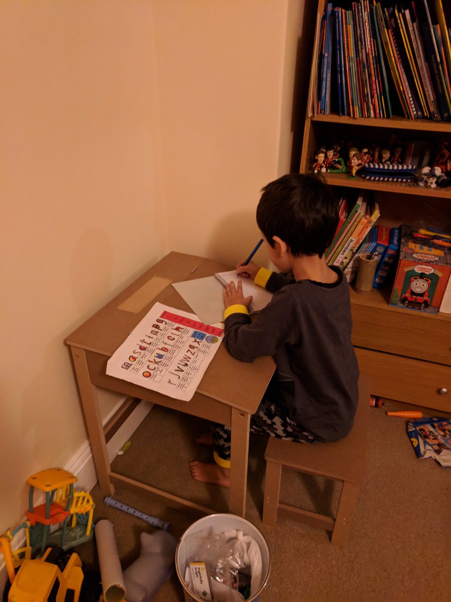 itsdellboy's tweet image. @GreenhillY1 @headgreenhill Arin loves his new desk he got for Hannukah!! At 7.35am...#extremelearning