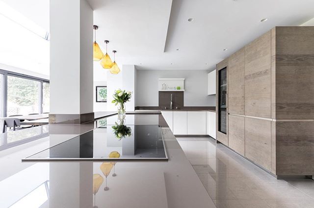 OpenhausK's tweet photo. oak | glass | stone - reflective surfaces are the counterpoint for this soft terra oak and opulent glass pendants @openhauskitchens #openhauskitchens #fb #sussex #surrey .
.
.
#openhaus #rationalkitchen #kitchendesign #luxurykitchen #sussex #surrey #desi… https://t.co/OiDJn4PIgA https://t.co/NuXVKFikbs