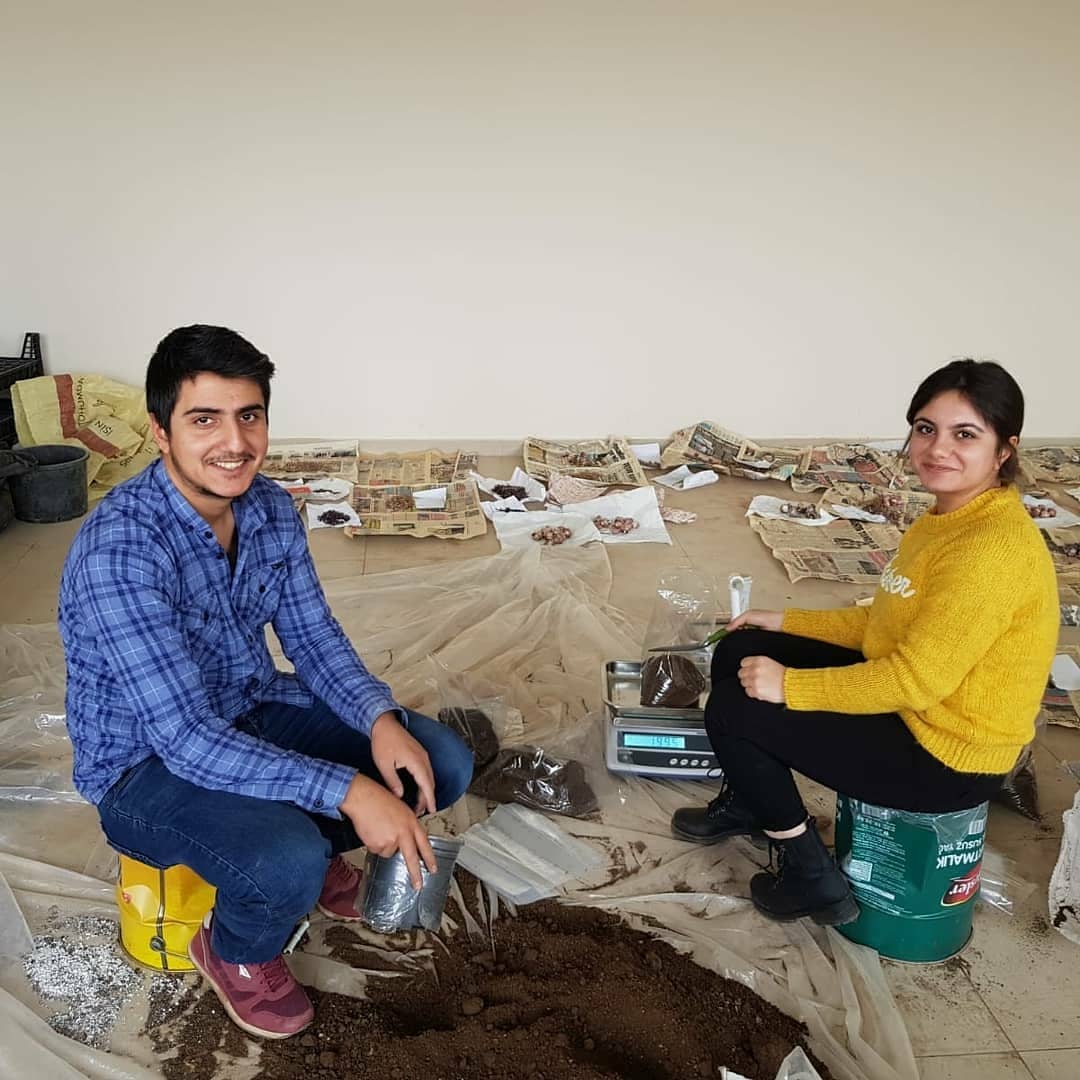 YASAT56's tweet photo. Yaşam İçin Tarım Topluluğu (YAŞAT) olarak süs bitkileri hakında eğitimi aldık ve uygulamalo olarak da dikimini yaptık. Dr. Arzu ÇIĞ hocamız ve danışmanımız Dr. Fatih ÇIĞ a bu etkinlikte bize verdikleri desteklerinden dolayı teşekürlerimizi sunarız. https://t.co/pISu2K0NhK