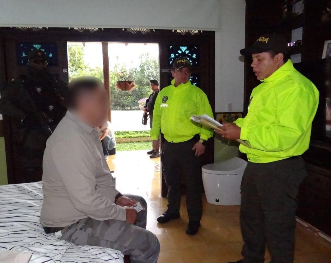 General Jorge Nieto (@generalnietor) on Twitter photo Igualmente, en desarrollo del plan choque #ElQueLaHaceLaPaga, <a href="/PoliciaColombia/">Policía de Colombia</a> #MásCercaDelCiudadano desarticuló una organización criminal dedicada al lavado de activos con recursos provenientes del narcotráfico. Semanalmente movían $1.000 millones: 25 personas fueron capturadas. Igualmente, en desarrollo del plan choque #ElQueLaHaceLaPaga, <a href="/PoliciaColombia/">Policía de Colombia</a> #MásCercaDelCiudadano desarticuló una organización criminal dedicada al lavado de activos con recursos provenientes del narcotráfico. Semanalmente movían $1.000 millones: 25 personas fueron capturadas.