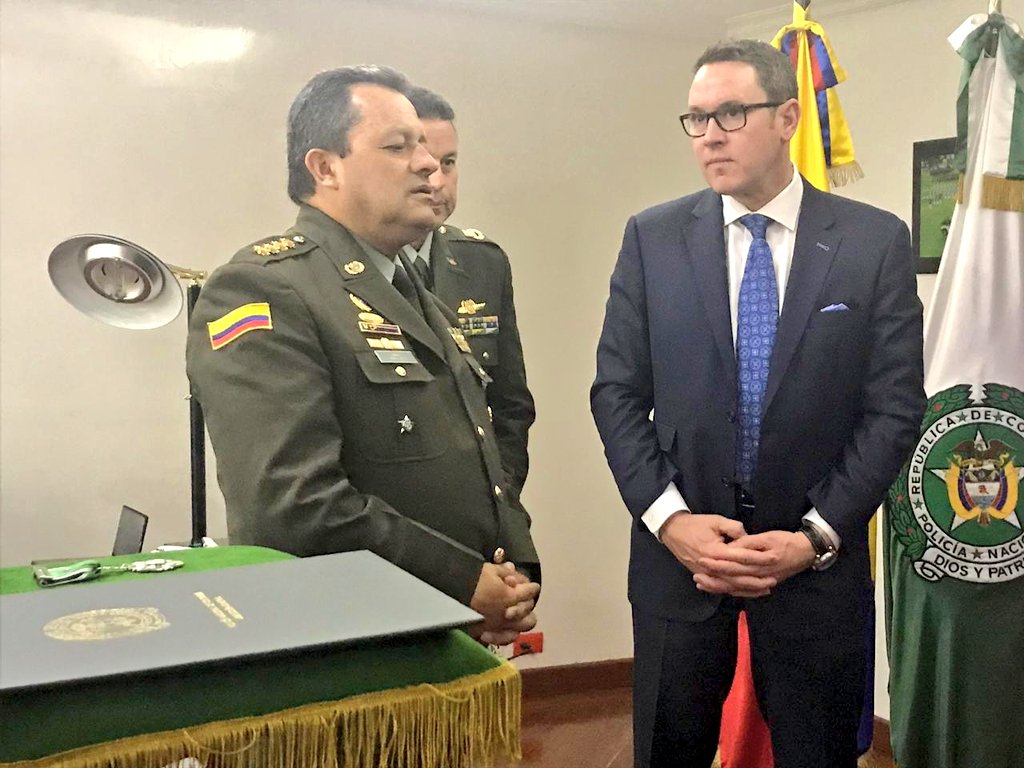 General Jorge Nieto (@generalnietor) on Twitter photo Exaltamos la labor y el apoyo de <a href="/ICEgov/">U.S. Immigration and Customs Enforcement</a> a <a href="/PoliciaColombia/">Policía de Colombia</a> en nuestra misión de construir país: entregamos reconocimiento a Derek Benner, director ejecutivo asociado de Investigaciones de Seguridad Nacional de los Estados Unidos. Exaltamos la labor y el apoyo de <a href="/ICEgov/">U.S. Immigration and Customs Enforcement</a> a <a href="/PoliciaColombia/">Policía de Colombia</a> en nuestra misión de construir país: entregamos reconocimiento a Derek Benner, director ejecutivo asociado de Investigaciones de Seguridad Nacional de los Estados Unidos.