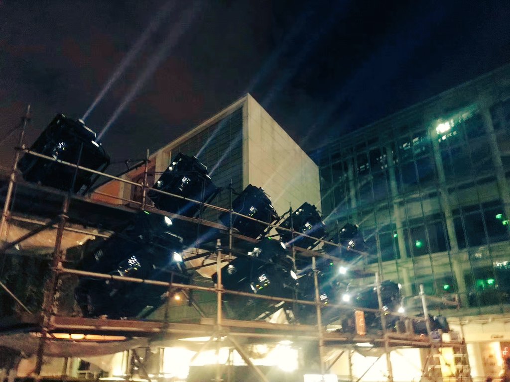 chris_neto's tweet image. Behind the scenes. #projectormapping #avtweeps #proav