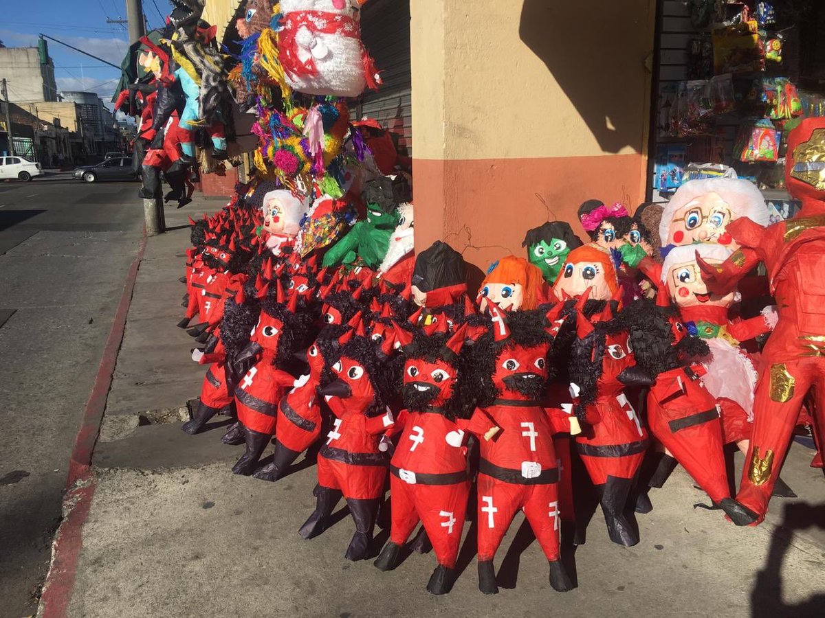 AbogadaChapina's tweet image. Ayer caminando por las calles del Parque Colon me sorprendió la cantidad de diablos listos para ser quemados, cambiemos la tradición y quememos a esos diablos diputados, políticos, corruptos y traidores del congreso  y hacer la limpia que tanto necesita Guatemala. 😁💪👹👺