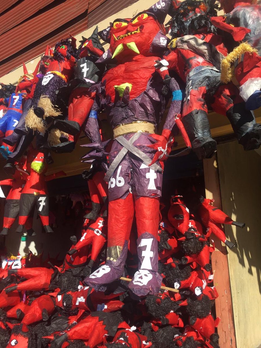 AbogadaChapina's tweet image. Ayer caminando por las calles del Parque Colon me sorprendió la cantidad de diablos listos para ser quemados, cambiemos la tradición y quememos a esos diablos diputados, políticos, corruptos y traidores del congreso  y hacer la limpia que tanto necesita Guatemala. 😁💪👹👺