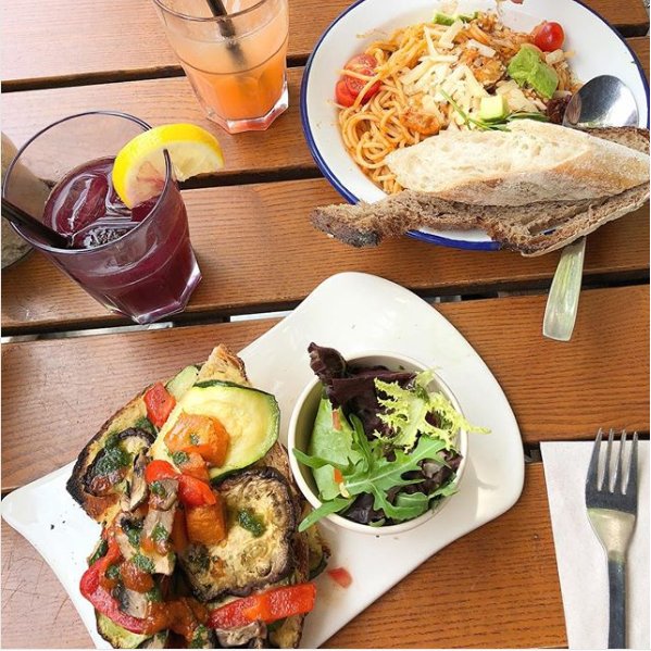 LPQes's tweet photo. Lleva tiempo reunirnos entorno a una buena comida. ¿Nuestra sugerencia? El Tartine del día de Vegetales Asados por solo 8€.
📷: @leeyuhann https://t.co/TLtON9XE44