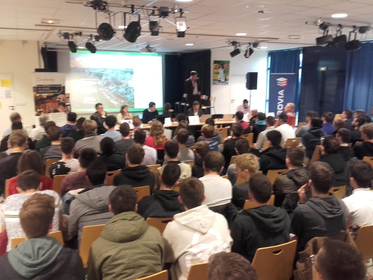 LaplaceLycee's tweet photo. Présentation du groupe @VINCI_fr à une centaine d'#étudiants de BTS et Bac Pro sur les 3 pôles (Énergie, Route, Construction) @VINCIConstruc @VINCIEnergies @Eurovia_Group #SOGEATP #SIGNATUREGroup #LyceeLaplace https://t.co/39uykgXK1V