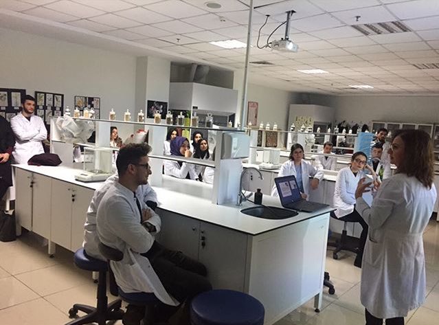 birupsa's tweet photo. Değerli hocalarımız Dr. Öğr. Üyesi G. Vildan SEYHAN ve Arş. Gör. Büşra KULAKSIZ’ın destekleri ve yardımlarıyla Dr. Öğr. Üyesi G.Vildan Seyhan hocamızın sunumundan sonra sağlıklı ve lezzetli tıbbi çaylarımızı hazırladık🌱☕️ #birupsa #biruniüniversitesi #eczacılıkfakültesi https://t.co/uCyYnUmKtZ