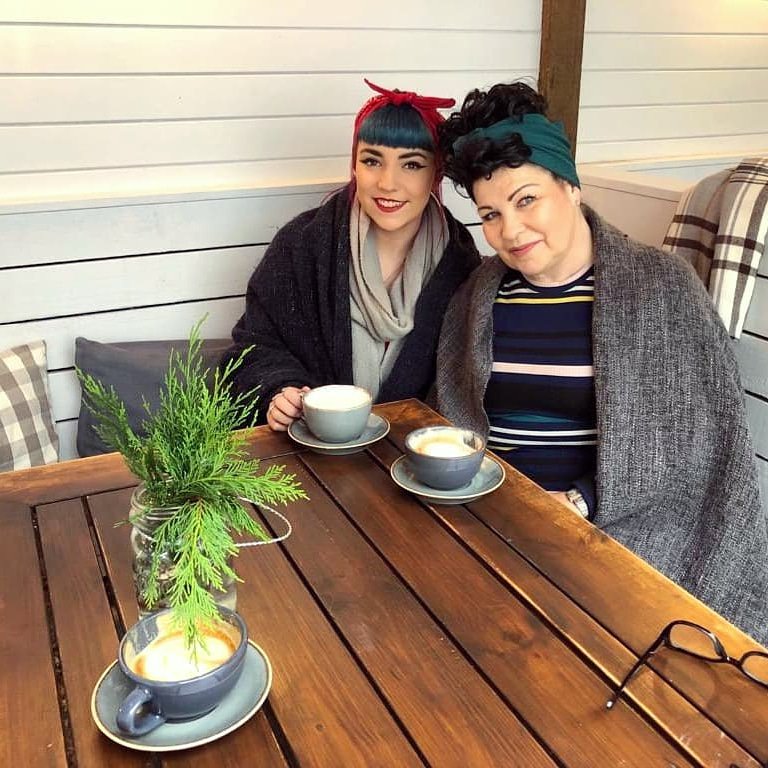 Throwback to a beautiful morning in Cornwall at @emilystruro with our MD Lisa and myself... Is there any better way to have a business meeting than over hot chocolate and pancakes whilst wrapped in blankets breathing in the crisp Cornish air? 🥞☕ #neweyandbloomer #familybusiness