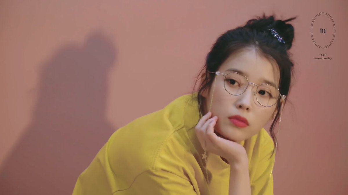iusreaction's tweet photo. stanning iu is just a blessing https://t.co/00ybRfSlaC