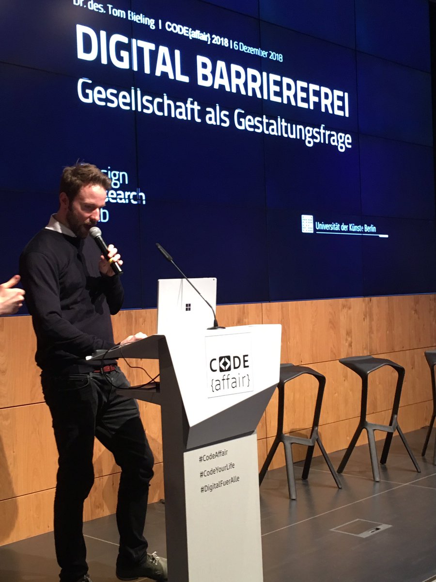 code_your_life's tweet image. @tombieling vom @DRLab_Berlin spricht über #digitale #Barrierefreiheit auf der @CODEaffair &amp;amp; das Verständnis von Normalität. @MicrosoftBerlin #digitalfuerAlle #Interactiondesign #KI