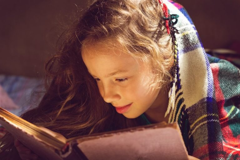 ellobo_feroz's tweet photo. Islandia tiene una hermosa tradición. Se denomina Jólabókaflód y puede traducirse como "inundación de libros". Durante noviembre y diciembre, los islandeses compran y regalan libros que  leen durante Nochebuena y Navidad✨✨
Aquí la nota: https://t.co/UkybxihUTK #Navidad #libros https://t.co/AzpNaKyuaU