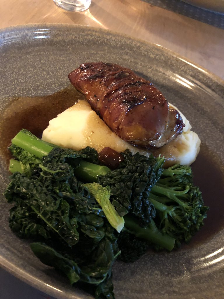 annaforgaard's tweet image. So good to see The Queens Head Bulwick back in action. Delicious lunch (especially the risotto) enjoyed by me and Matt from @greatfoodmag - it’ll be a definite addition to our growing list of GFC recommendations